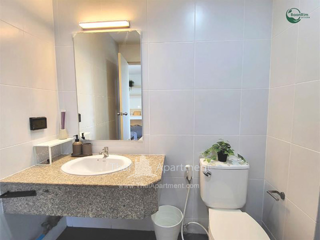 BaanRim Sathorn Apartment image 9