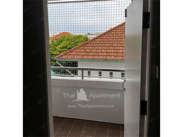 Domethong Apartment image 5