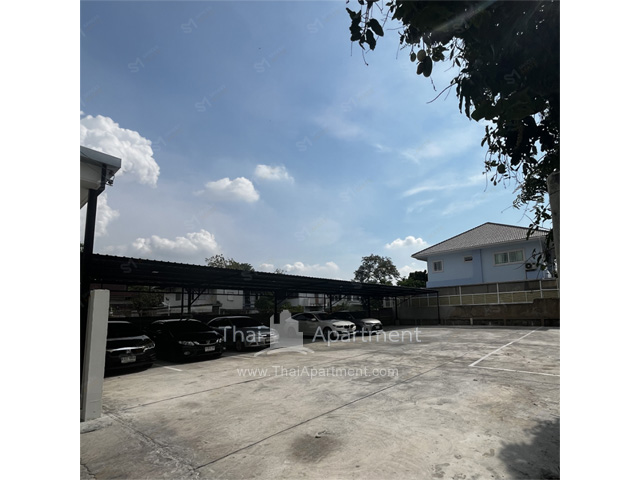 Domethong Apartment image 9